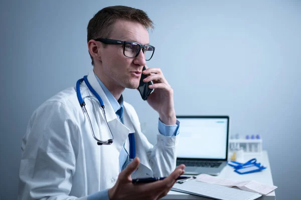 Médecin Européen Manteau Médical Blanc Lunettes Consulte Patient Sur Téléphone — Photo