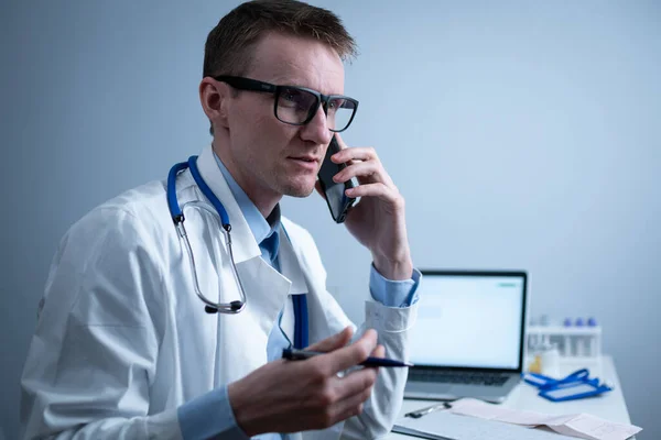 Médecin Européen Manteau Médical Blanc Lunettes Consulte Patient Sur Téléphone — Photo