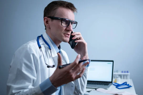 Médico Sonriente Recibiendo Llamadas Telefónicas Escritorio Médico Hablando Con Paciente — Foto de Stock