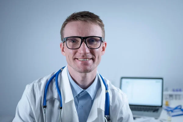 Retrato Del Médico Familia Guapo Adulto Consultorio Médico Médico Exitoso — Foto de Stock