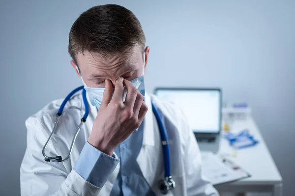 Fatigué Jeune Médecin Enlève Des Lunettes Masque Médical Protection Regardant — Photo