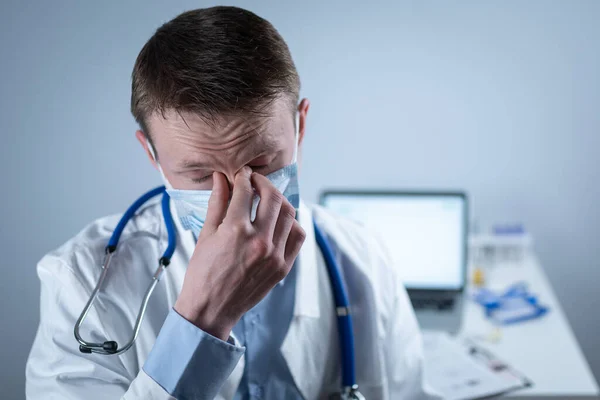 Erschöpft Nimmt Der Junge Arzt Laborkittel Maske Und Brille Reibt — Stockfoto