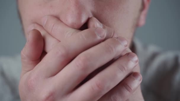 Deslocamento dentário. Boca masculina com dentes tortos e má oclusão. Agrupamento de dentes da mandíbula superior. Ortodontia. Dentes superlotados, oclusão dentária anormal. Dentes antes de instalar aparelho — Vídeo de Stock