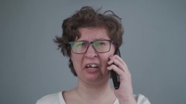 Umutsuzluk ve acıyla ağlayan, aile içi şiddet ve diş yaralanması mağduru genç kadın, cep telefonundan yardım istiyor. Kadın kazadan sonra acil servisi arıyor. Yaralı kadın