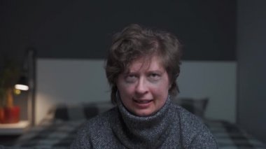 Aile içi şiddet sonucu yaralanan ve yüzünde travma olan genç bir kadın yardım çığlıkları atan ve ağlayan bir kameraya bakar. Bu sırada erkek yumruğuyla kafasını vurur. Kadın avuç içini açar ve şiddete son verir.