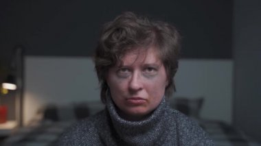 Yüzü yaralı, dişleri dökülmüş yaralı bir kadın kameraya bakar, çığlık atar, durur ve ağlar. Aile içi şiddet kavramını durdur. Kadın eli, erkeğin yumruğunun vurulmasını engeller.