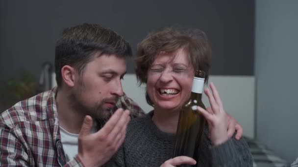 Aiutare una donna che soffre di dipendenza da alcol. Pazzo alcolizzato riceve mano d'aiuto e sostegno dalla sua famiglia, mentre il suo amorevole marito attento prende la mano e vuole prendere una bottiglia di vino — Video Stock