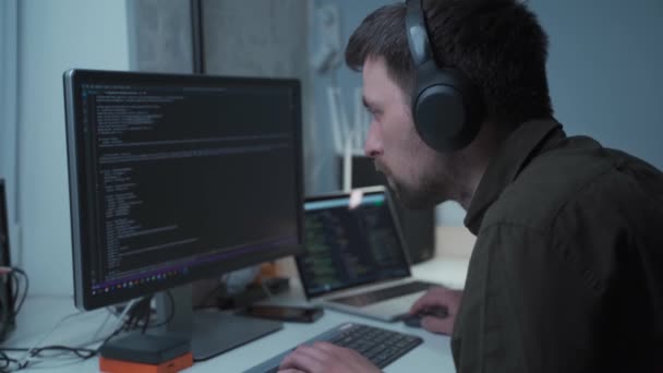 Uomo caucasico in cuffie programmatore IT programmatore software ingegnere utilizzare computer portatile digitando codice sviluppare programma di programmazione java linguaggio applicazione sullo schermo web concetto di sviluppo di app di sistema — Video Stock