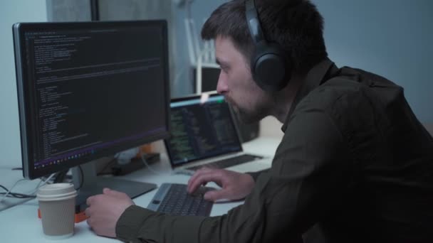 Hombre caucásico en auriculares Programador de software de programador de TI utilizar código de escritura de computadora portátil desarrollar programa de programación java lenguaje aplicación en pantalla sistema web aplicación concepto de desarrollo — Vídeos de Stock