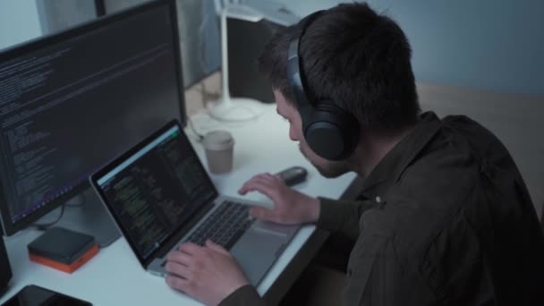 Homem caucasiano em fones de ouvido Programador de codificador de TI engenheiro de software usar laptop código de digitação de computador desenvolver programa de programação java linguagem aplicação na tela web sistema aplicativo desenvolvimento conceito — Vídeo de Stock