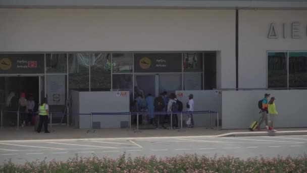 9 de maio de 2019 Chipre, Aeroporto de Pafos. checkpoint médico no Aeroporto Internacional de Chipre, Paphos para teste de PCR para Covid19. Os passageiros que chegam fazem o teste de análise do coronavírus em laboratório. Nova norma — Vídeo de Stock