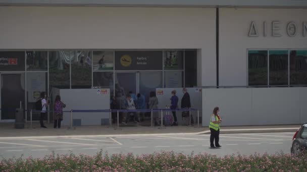 Mayo 9, 2019 Chipre, Aeropuerto Internacional de Pafos. Examen médico y pruebas de frotis de PCR para el coronavirus en turistas que llegan en avión al aeropuerto de Paphos en Chipre. Covid 19 seguridad del aeropuerto — Vídeo de stock