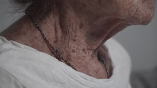 Närbild puls på halsen på äldre 90-årig kvinna. Pulserande artär med högt blodtryck hos patienten. Tema hjärt- och kärlsjukdomar hos äldre. Hypertoni. Hjärtcirkulationssystemet — Stockvideo