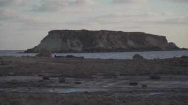 Kıbrıs Rum Kesimi 'nin güzel manzarası Agios Georgios Adası' nın akşamları gün batımında. Akamalar. Agios Georgios kilise ve liman, Akamas, Paphos, Kıbrıs