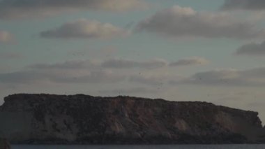 Kıbrıs Rum Kesimi 'nin güzel manzarası Agios Georgios Adası' nın akşamları gün batımında. Akamalar. Agios Georgios kilise ve liman, Akamas, Paphos, Kıbrıs