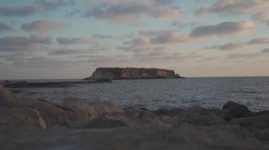 Yeronisos, Geronisos, Kıbrıs 'ın batı kıyısında yer alan küçük bir ada. Agios Georgios Adası. Akamalar. Yeronisos 'un ıssız adası, Kıbrıs kıyılarının açıklarındaki Kutsal Ada.