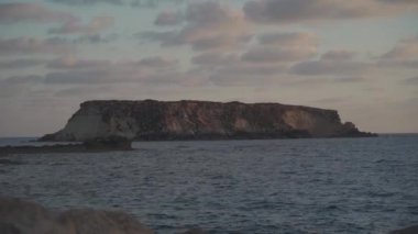 Kıbrıs Rum Kesimi 'nin güzel manzarası Agios Georgios Adası' nın akşamları gün batımında. Akamalar. Agios Georgios kilise ve liman, Akamas, Paphos, Kıbrıs