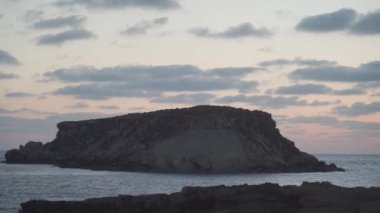 Yeronisos, Geronisos, Kıbrıs 'ın batı kıyısında yer alan küçük bir ada. Agios Georgios Adası. Akamalar. Yeronisos 'un ıssız adası, Kıbrıs kıyılarının açıklarındaki Kutsal Ada.