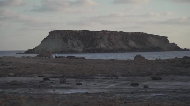 Chipre hermosa vista panorámica isla de Agios Georgios por la noche al atardecer. Akamas. Iglesia y puerto de Agios Georgios, Akamas, Paphos, Chipre — Vídeos de Stock