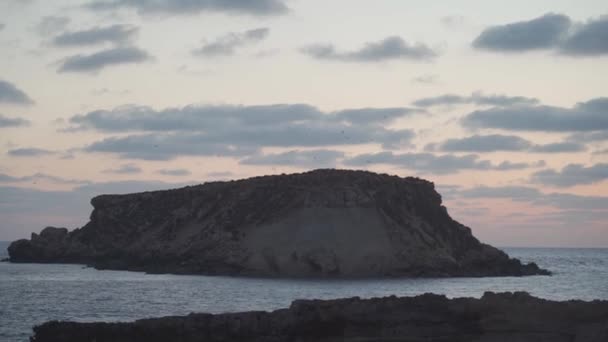 Yeronisos, Geronisos, malý ostrov ležící na západním pobřeží Kypru. Ostrov Agios Georgios. Akamas. Neobydlený ostrov Yeronisos Posvátný ostrov u pobřeží Kypru — Stock video