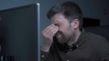 Merkez ofis. Evde geç saatlere kadar çalışan yakışıklı bir adam. Yorgun genç erkek ağrıyı, göz yorgunluğunu, tahriş olmuş gözleri ve monitörde çalışmaktan yorulmayı hisseder. Bilgisayarda aşırı çalışan stresli ve hayal kırıklığına uğramış kişi..