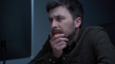 Merkez ofis. Evde geç saatlere kadar çalışan yakışıklı bir adam. Yorgun genç erkek ağrıyı, göz yorgunluğunu, tahriş olmuş gözleri ve monitörde çalışmaktan yorulmayı hisseder. Bilgisayarda aşırı çalışan stresli ve hayal kırıklığına uğramış kişi..