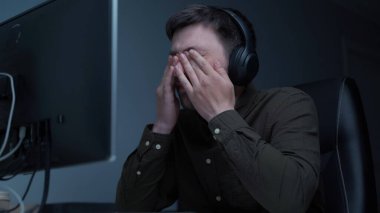 Merkez ofis. Evde geç saatlere kadar çalışan yakışıklı bir adam. Yorgun genç erkek ağrıyı, göz yorgunluğunu, tahriş olmuş gözleri ve monitörde çalışmaktan yorulmayı hisseder. Bilgisayarda aşırı çalışan stresli ve hayal kırıklığına uğramış kişi..