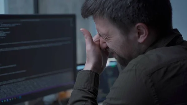 Hombre Cansado Trabajando Computadora Triste Hombre Exhausto Oficina Central Trabajo — Foto de Stock