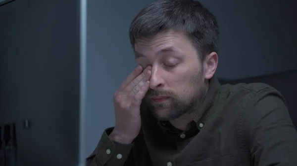 Merkez ofis. Evde geç saatlere kadar çalışan yakışıklı bir adam. Yorgun genç erkek ağrıyı, göz yorgunluğunu, tahriş olmuş gözleri ve monitörde çalışmaktan yorulmayı hisseder. Bilgisayarda aşırı çalışan stresli ve hayal kırıklığına uğramış kişi..