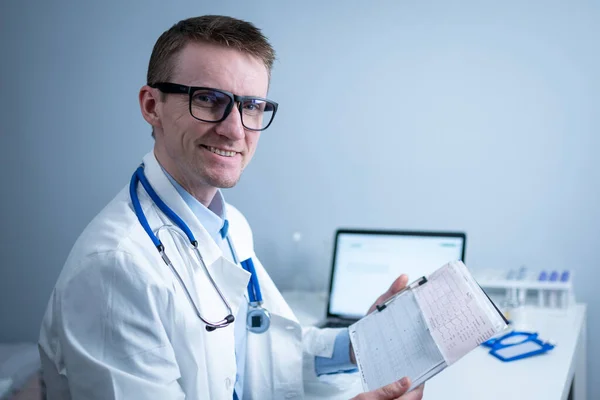 Joven Hombre Guapo Médico Gafas Bata Blanca Laboratorio Examina Los — Foto de Stock