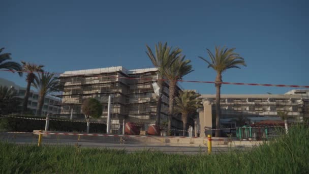 Onderwerp is het faillissement van hotel restaurant bedrijf op het eiland Cyprus tijdens het coronavirus quarantaine. Medisch masker op rode en witte waarschuwingstape verbiedt toegang tot zwembad door covid 19. Nieuw normaal — Stockvideo