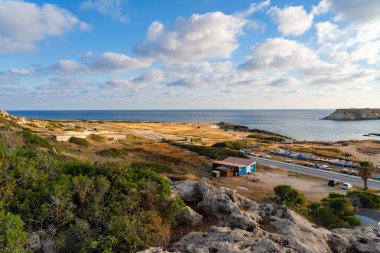 Kıbrıs Rum Kesimi 'nin güzel manzarası Agios Georgios Adası' nın akşamları gün batımında. Akamalar. Agios Georgios kilise ve liman, Akamas, Paphos, Kıbrıs.