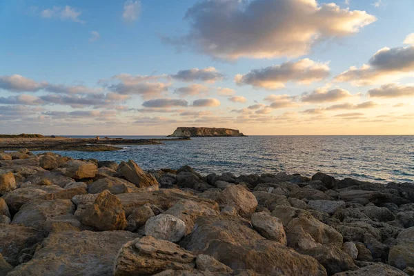 アヒオス ジョージオス キプロスのロッキー海岸 島の景色エレオニソス キプロスのパフォスにあるAgios Georgios Pegeias港の日没 アカマス半島とジェロニソス島 — ストック写真