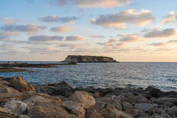 アヒオス ジョージオス キプロスのロッキー海岸 島の景色エレオニソス キプロスのパフォスにあるAgios Georgios Pegeias港の日没 アカマス半島とジェロニソス島 — ストック写真