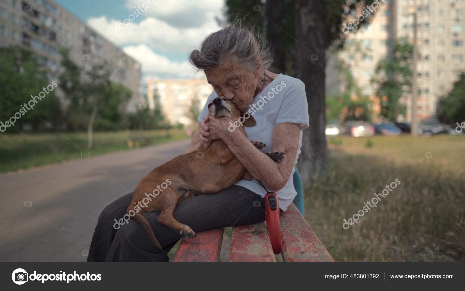 зрелая на улице 