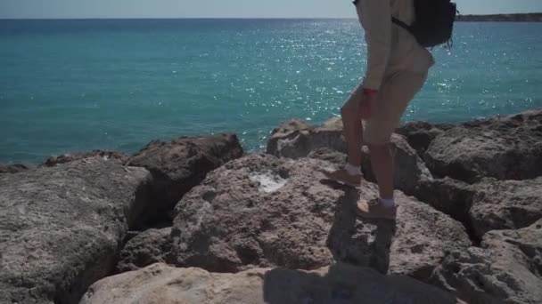 Ellenőrzése és kutatása minták tengeri só elpárolgott forró kő a Földközi-tenger szigetén Ciprus. Geológus a munkában, tengeri sókristályok mintáit vizsgálja. Geológia és tudomány — Stock videók