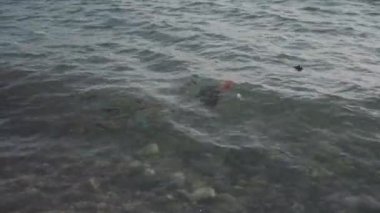 Okyanus suyunda zehirli plastik atık yüzer. Plastik kirliliği, farklı türde çöplerle dolu sualtı atıkları. Plastik atık çevresel tehlike denizde yüzüyor. Çevre kirliliği kavramı