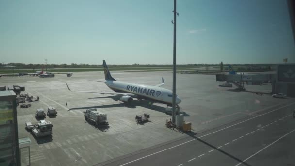 Ukraine, Kiew. Flughafen Boryspil 8. Mai 2021. Boeing 737-800 Ryanair Blick durch das Fenster des Terminals des internationalen Flughafens Boryspil in der Ukraine bei sonnigem Wetter. Abgestellter Ryanair-Jet — Stockvideo