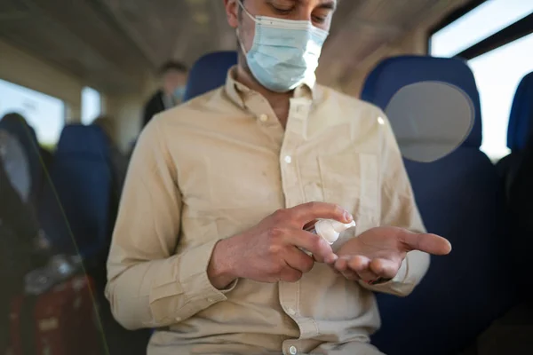 Homem Mascarado Usando Desinfetante Mão Dentro Trem Ferroviário Tempo Viagem — Fotografia de Stock