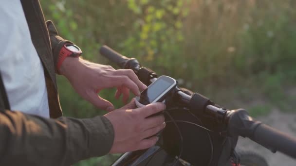 Navegador de computador de bicicleta. Tecnologia moderna. Guiador de bicicleta com sistema de posicionamento global. Ciclista verificando ciclismo computador durante a viagem. Planejamento de rotas no dispositivo GPS e visualização de mapas offline — Vídeo de Stock