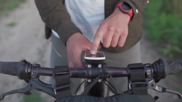 Navegador de computador de bicicleta. Tecnologia moderna. Guiador de bicicleta com sistema de posicionamento global. Ciclista verificando ciclismo computador durante a viagem. Planejamento de rotas no dispositivo GPS e visualização de mapas offline — Vídeo de Stock