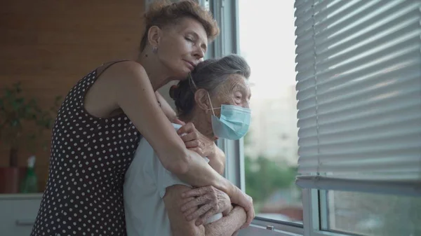 Hija Madura Visitando Mamá Mayor Asilo Ancianos Hija Mayor Abraza — Foto de Stock