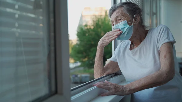 Donna Anziana Felice Onde Maschera Famiglia Ospedale Finestra Mascherata Anziana — Foto Stock