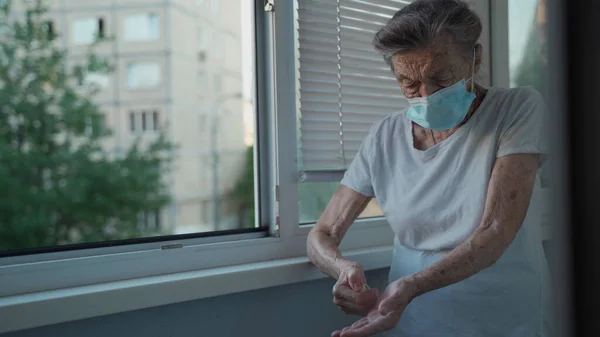 Femme Âgée Portant Masque Médical Lavant Les Mains Avec Gel — Photo