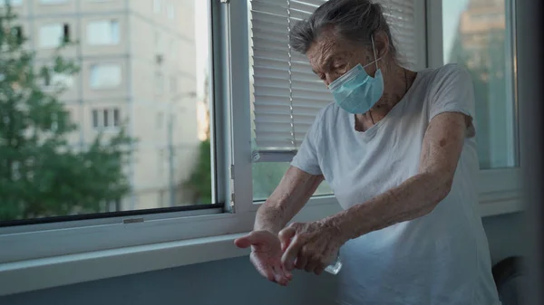 Mujer Anciana Una Máscara Médica Lavándose Las Manos Con Gel —  Fotos de Stock