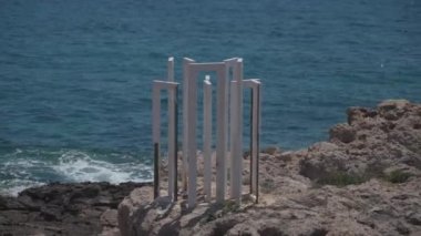 Kıbrıs 'ın Pafos kentindeki kayalarda Akdeniz yakınlarındaki beyaz sanat eseri. Arkeoloji parkı ve Kıbrıs Rum Kesimi Müzesi 'nin bir bölümünü çevreleyen ünlü turistik eğlence kıyı şeridi