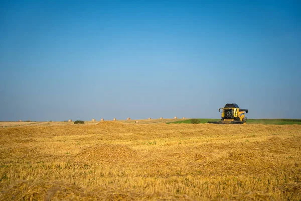 黄色は収穫者を結びつけるニューホランドの収穫熟したコムギ畑 フランスの農業 収穫は 畑から熟した作物を集めるプロセスです フランス ブルターニュ地域2021年8月25日 — ストック写真