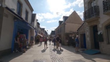Fransa 'nın Brittany bölgesindeki restoranları ve dükkanlarıyla eski Concarneau kasabasında yürüyen insanlar. Fransa, Bretagne Concarneau 31 Ağustos 2021. Fransız surlu ortaçağ kasabası Concarneau