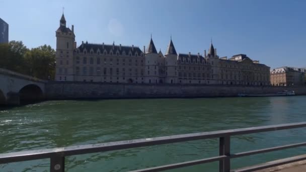 Bankering vid kanalkanten med fotgängare. Turister och parisare gå, cykla och äta på café bredvid floden Seine på varma sommaren solig dag. Rörlig kamera. Paris, Frankrike 2 september 2021 — Stockvideo