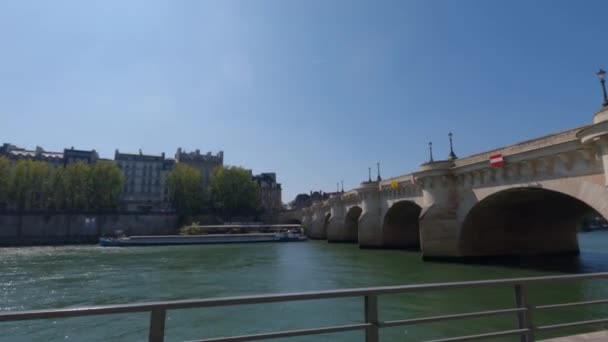 Mensen wandelen, fietsen en lunchen en rusten op de boulevard van de Seine op een zonnige dag. Steadicam wandeling langs de Seine rivier dijk. Parijs, Frankrijk 2 september 2021 — Stockvideo